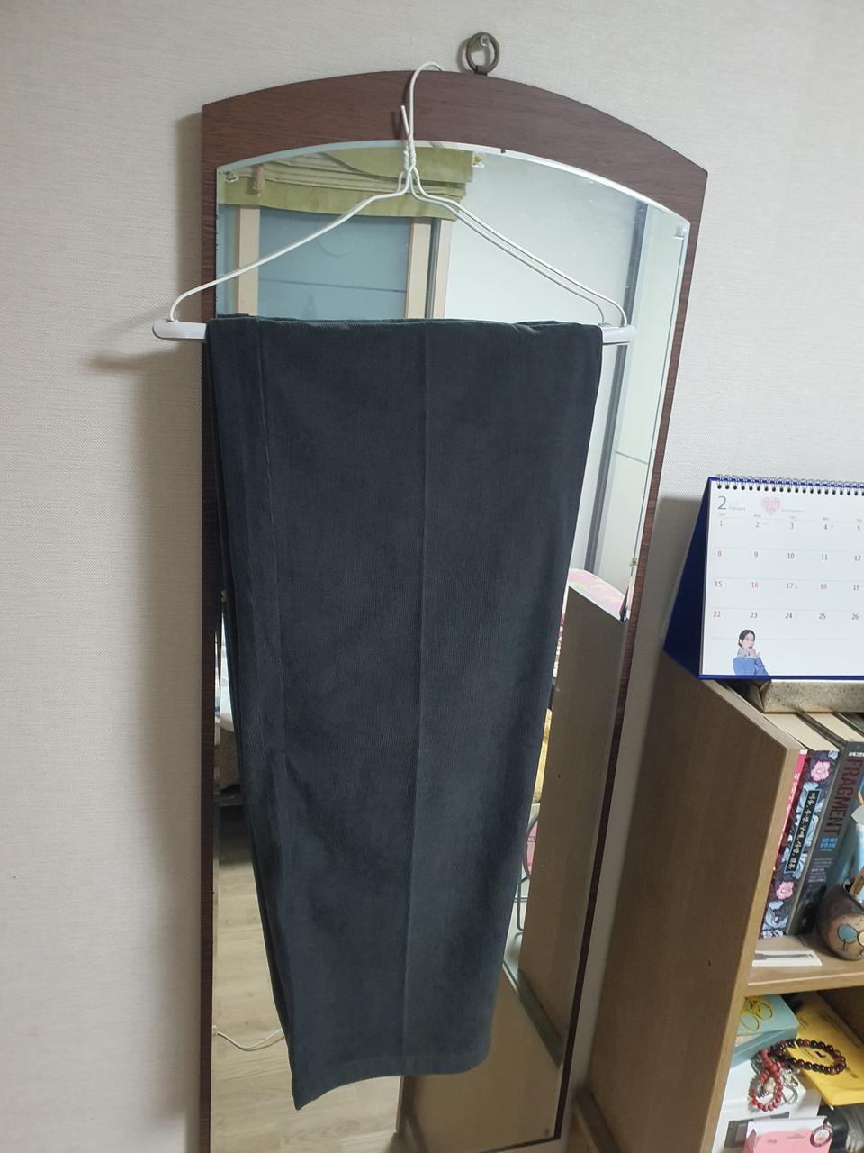 짙은 회색 코듀로이 팬츠 택포2만원에 판매합니다