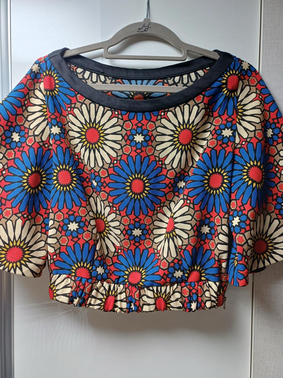 하우앤왓 크롭 디자인 블라우스