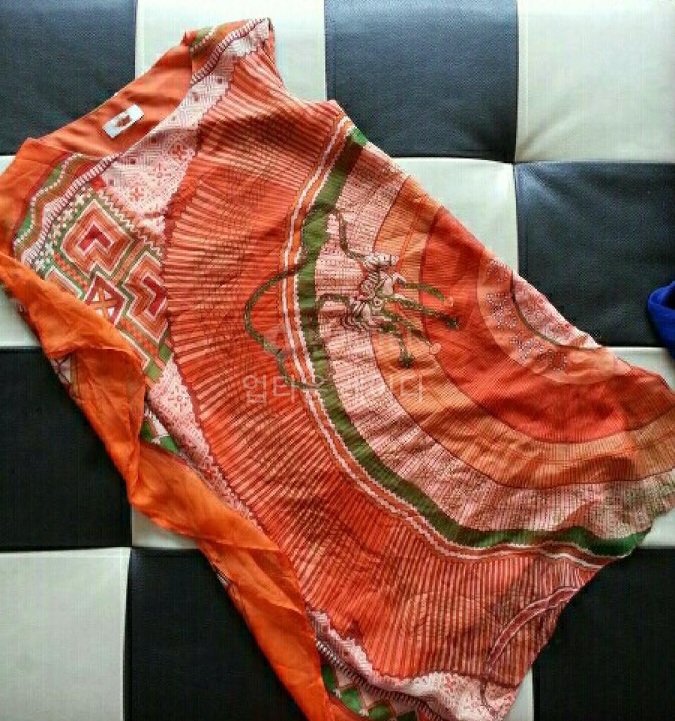 오렌지 프린트 실크 블라으스