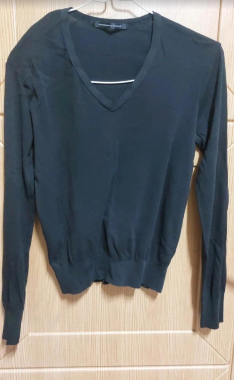 지오다노 우먼 블랙 브이넥니트. 85. 거의새것