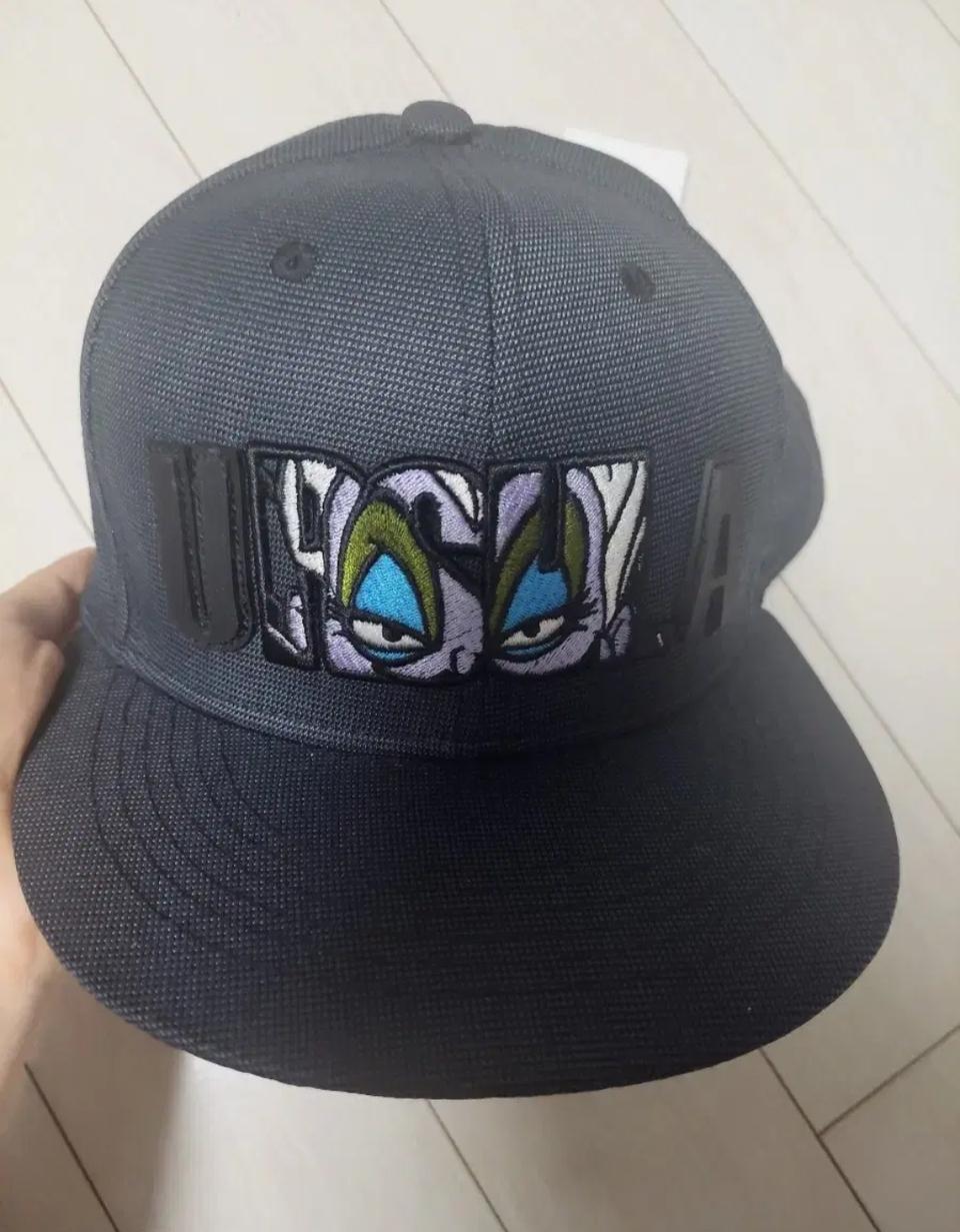 급처새상품!햇츠온X디즈니콜라보 인어공주마녀우르슬라모자스냅백 마즈나이키st