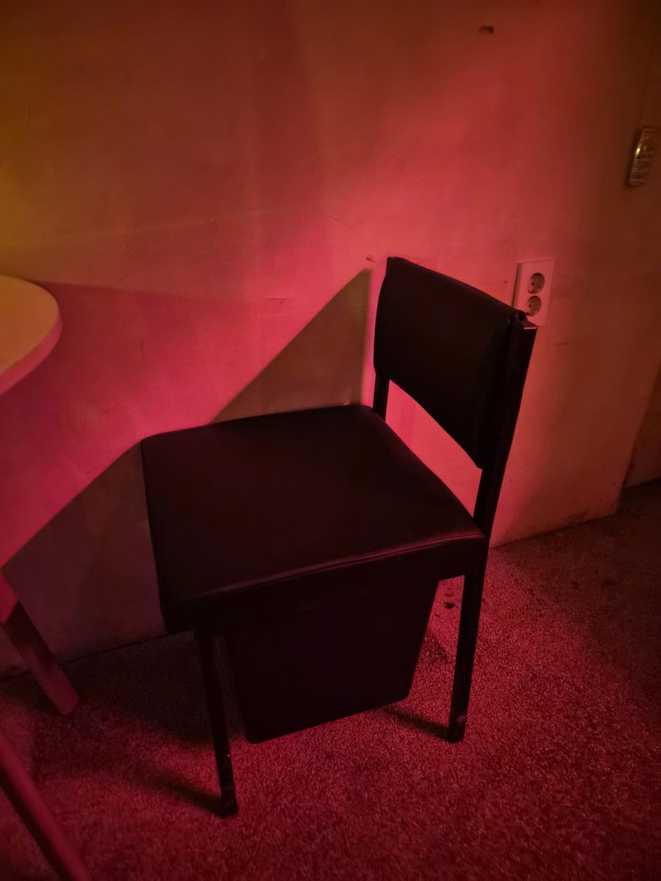 검정색 가죽 수납 의자