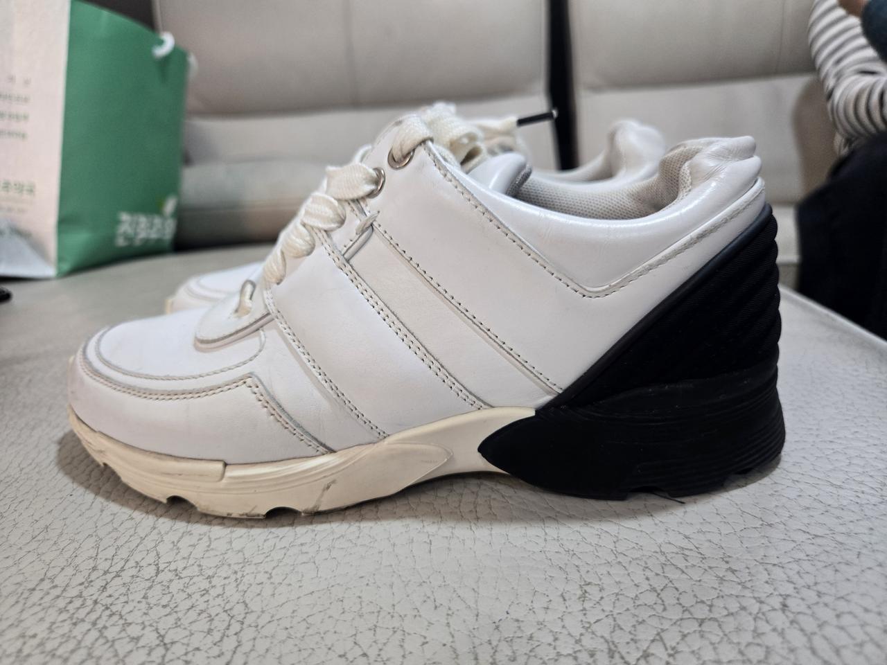 샤넬 정품 화이트 블랙 스니커즈 36 (230-235)