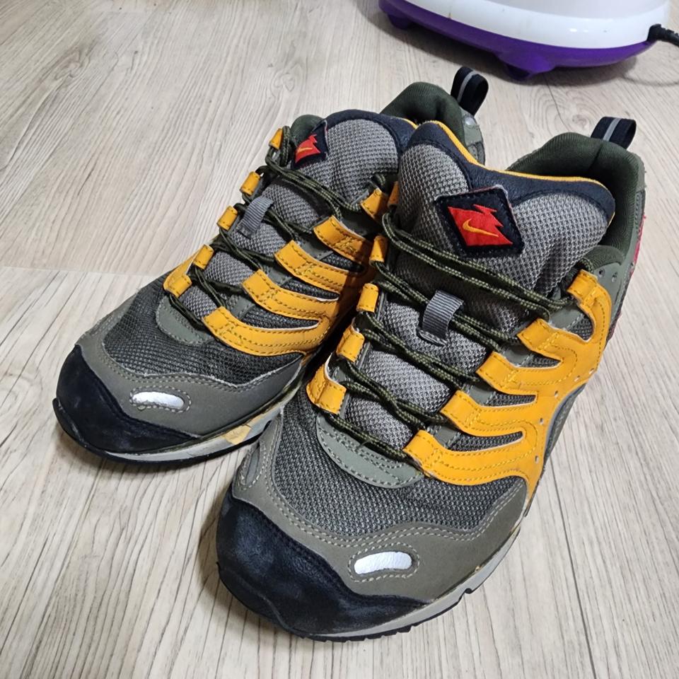 나이키 에어맥스 휴마라 카고카키 255mm