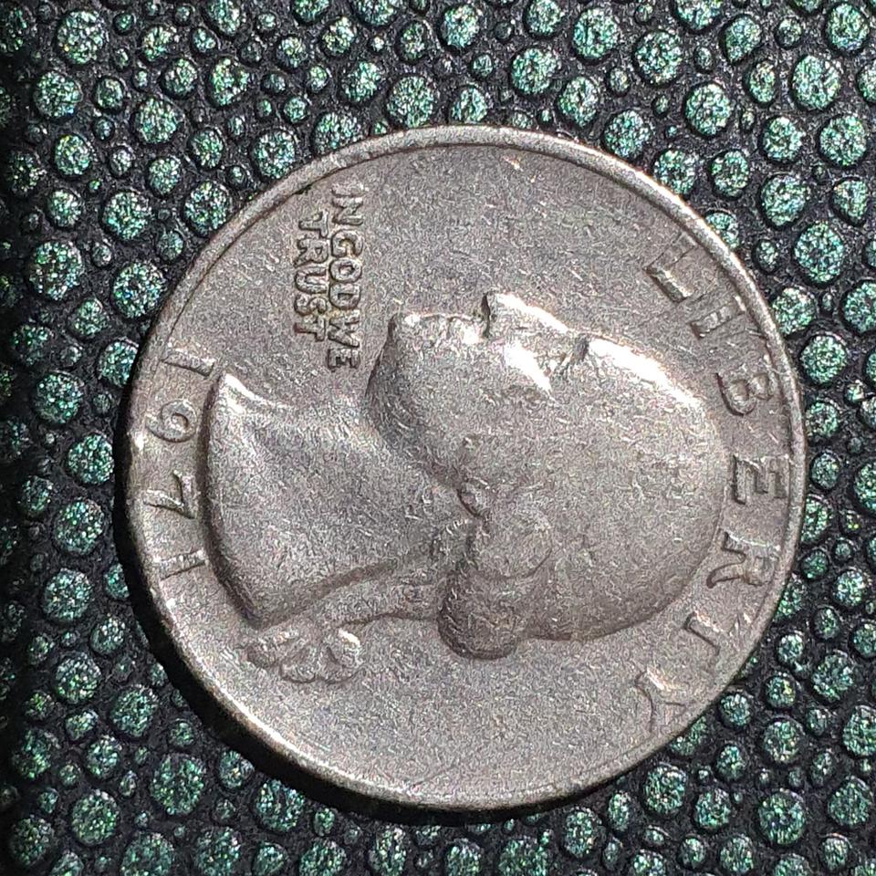 1971 쿼터, 주조 상태 마크 없음. 날짜 및 레터링 엣지 오류.