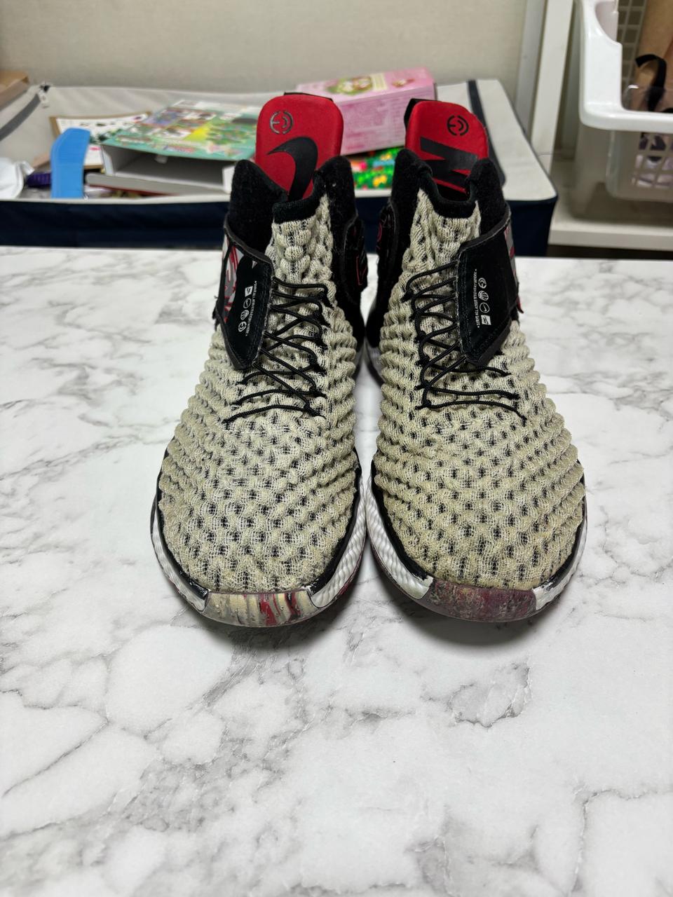 나이키 줌 유니버스 285