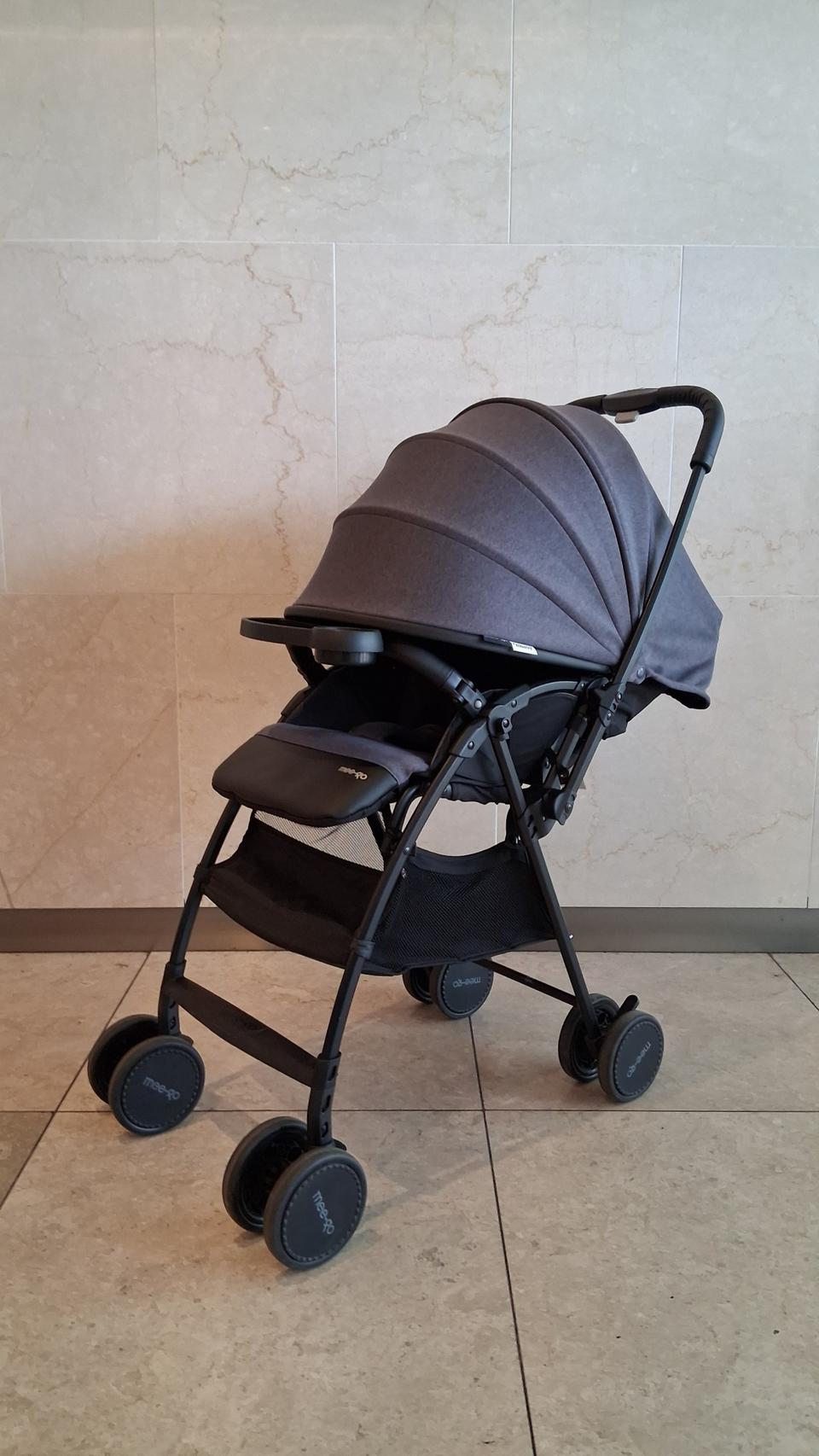 최고급 명품 초경량 기내반입 식판 유모차 미고. 식판이 달려있어 운행중