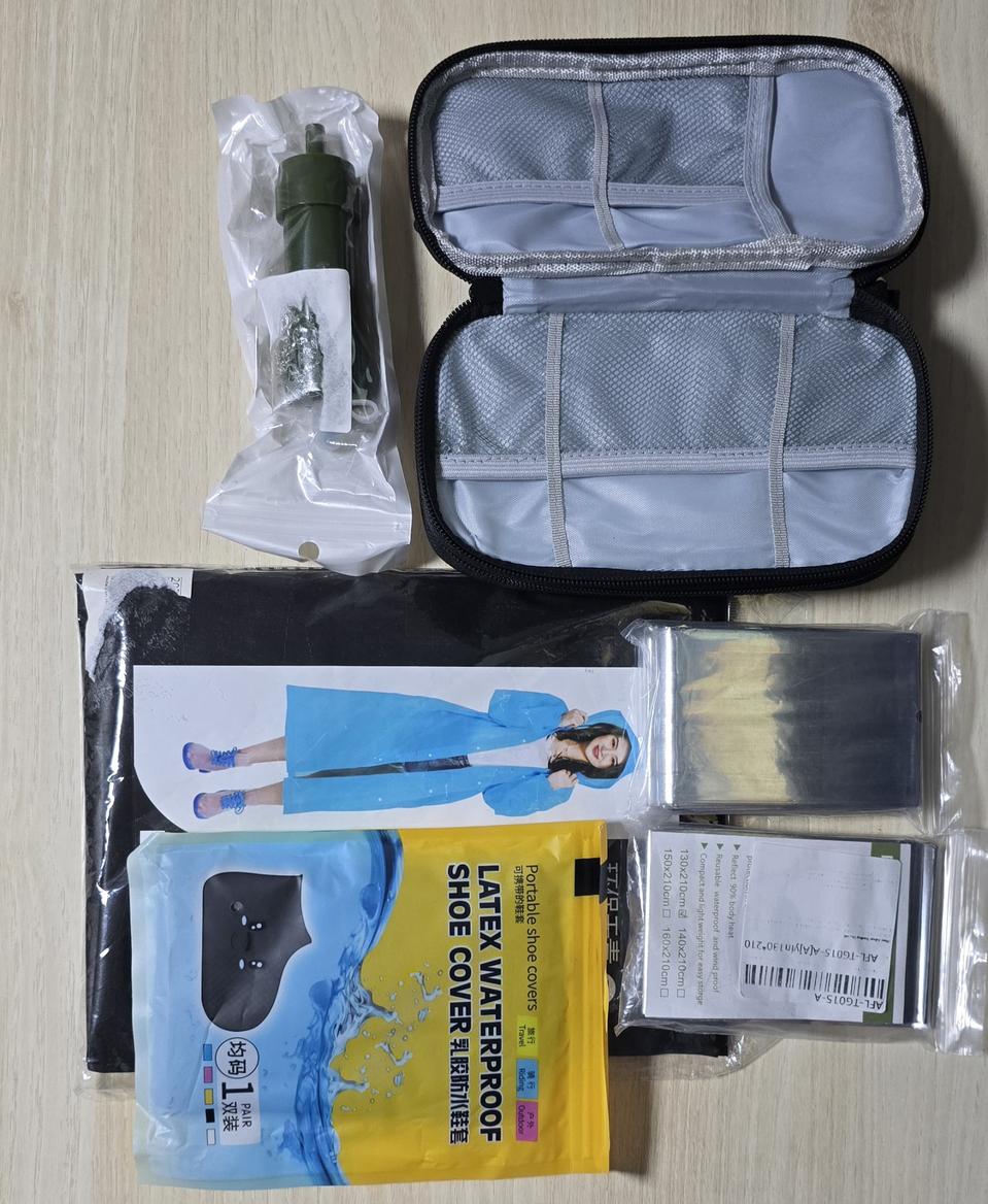 새상품 생존용품 라이프스트로우 정수빨대 우비 방수신발 은박담요 파우치