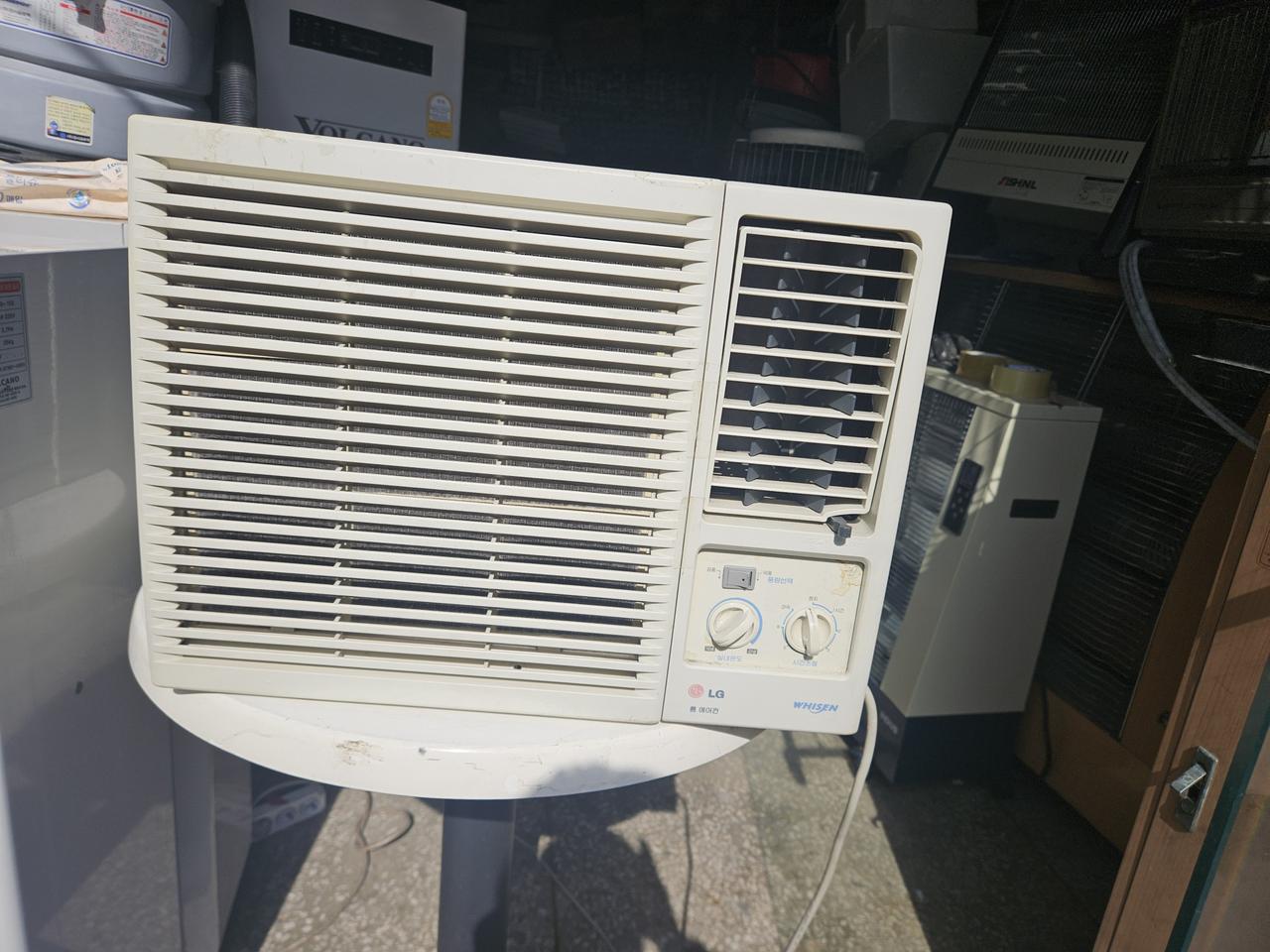 LG창문형 에어컨 10평형  에어컨  온도조절가능 무척 시원합니다