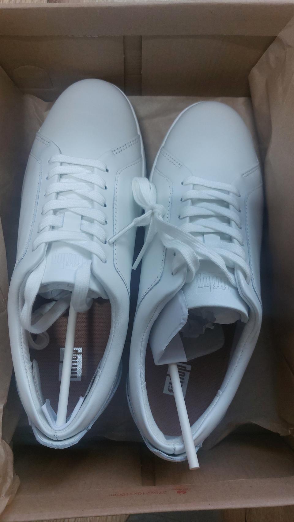 핏플랍 랠리스니커즈. 흰색. UK4. 235. 새상품