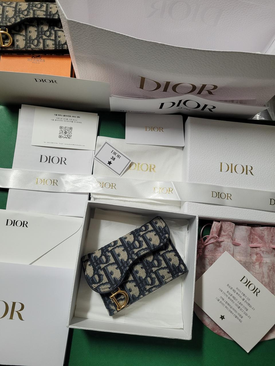 디올 오블리크 새들플랩 카드지갑