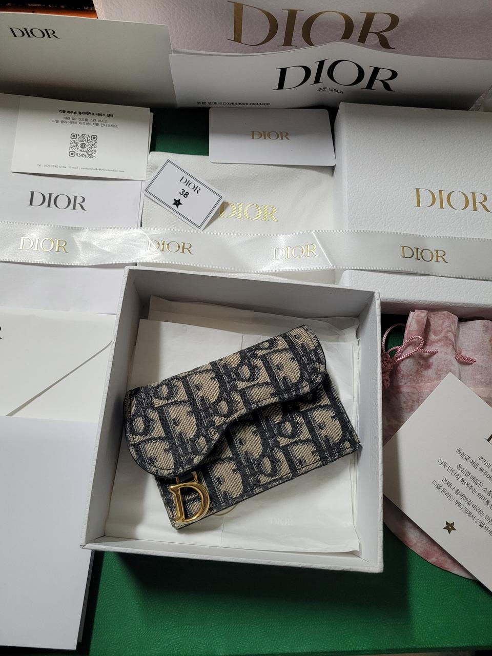 디올 오블리크 새들플랩 카드지갑