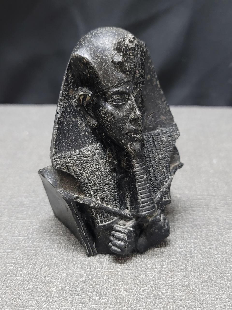 스톤 파라오 두상