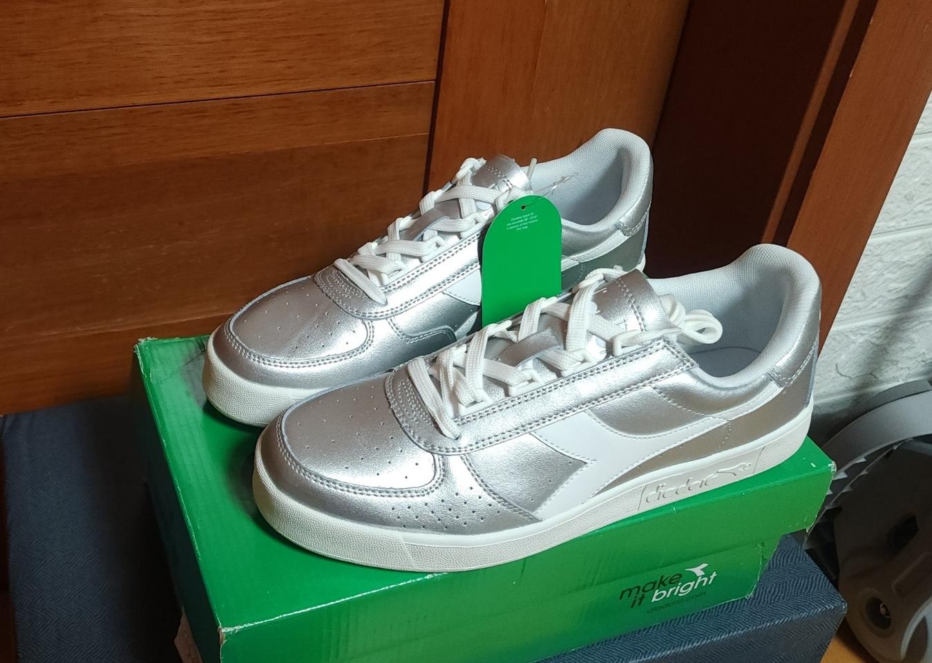 디아도라 천연 가죽 새상품 255 260 운동화 나이키