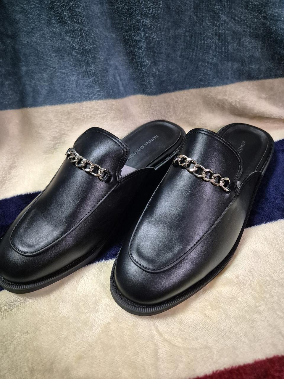 KONNEMA CLUB의 트렌디한 블랙 뮬 블로퍼 슬리퍼 260