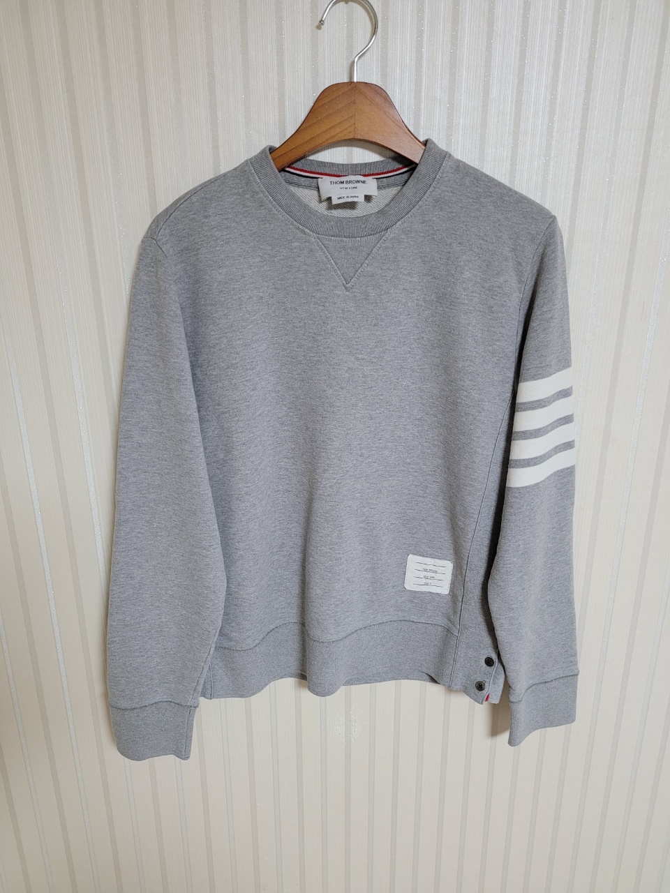 [3] 톰브라운 그레이 사선완장 옆트임 맨투맨 220321