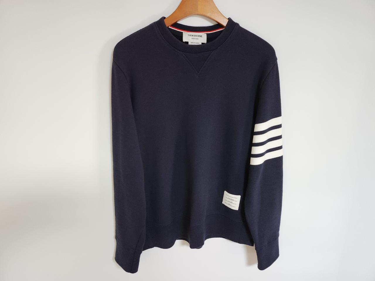 [4] 톰브라운 네이비 사선완장 맨투맨 MJT021H