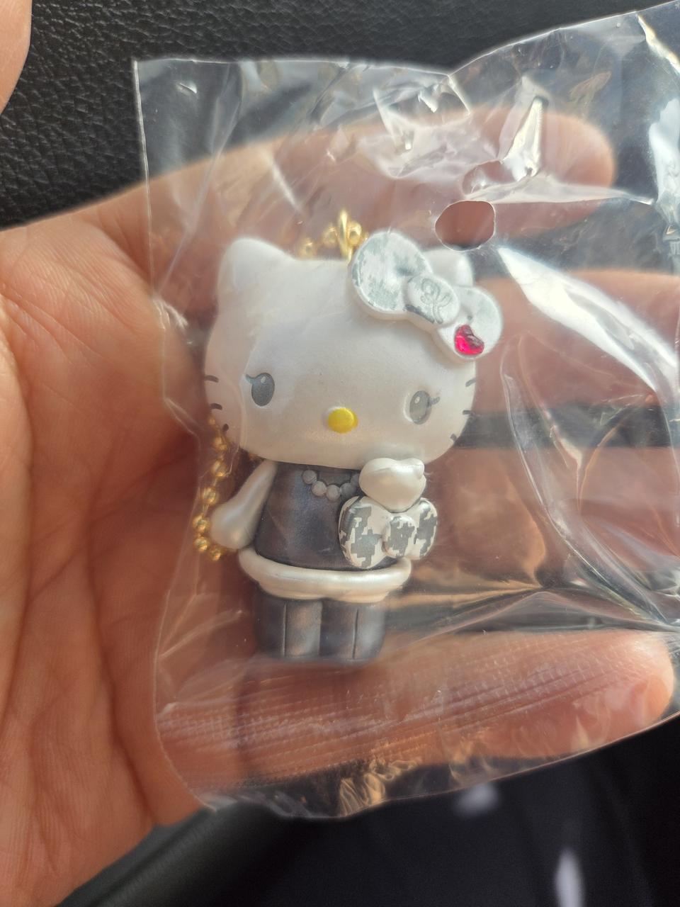 헬로키티 51주년 모노톤 키링, 리본