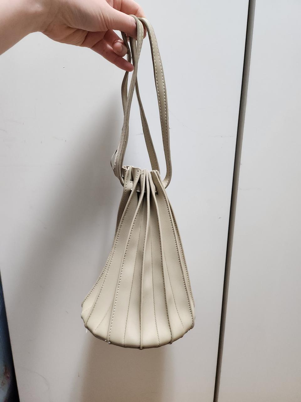 아이보리 플리츠 드로우 스트링 가방