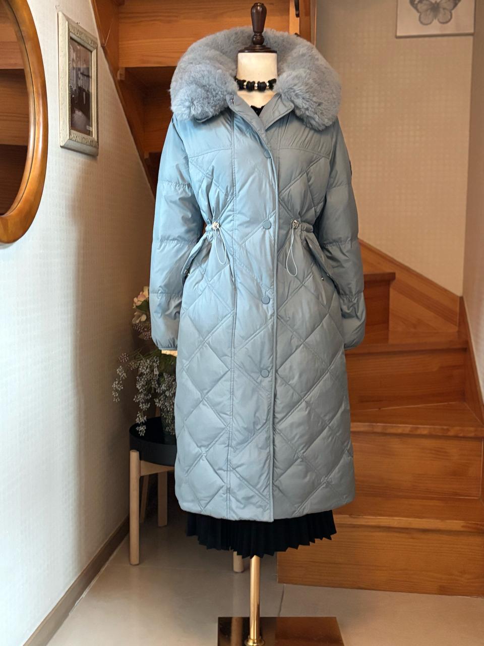 퍼 칼라 퀼팅 롱 패딩 하늘색. 세인트존.