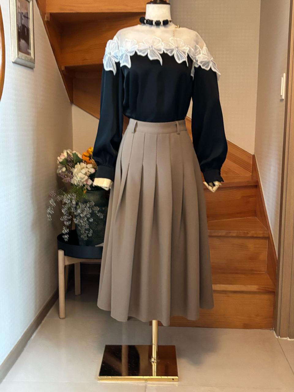 블랙 레이스 블라우스 + 베이지 플리츠 스커트