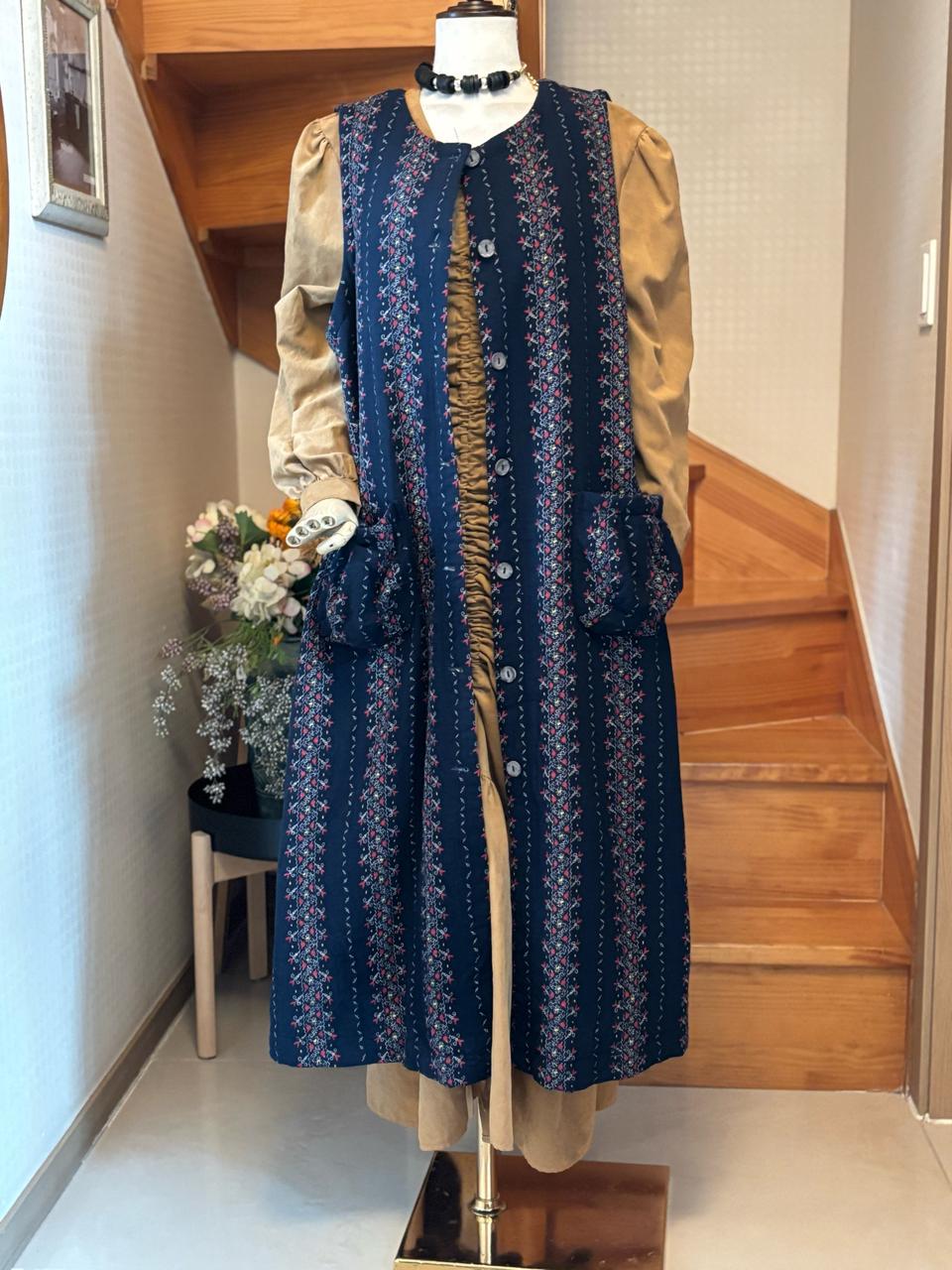 빈티지 플라워 패턴 롱 조끼 원피스. 누빔