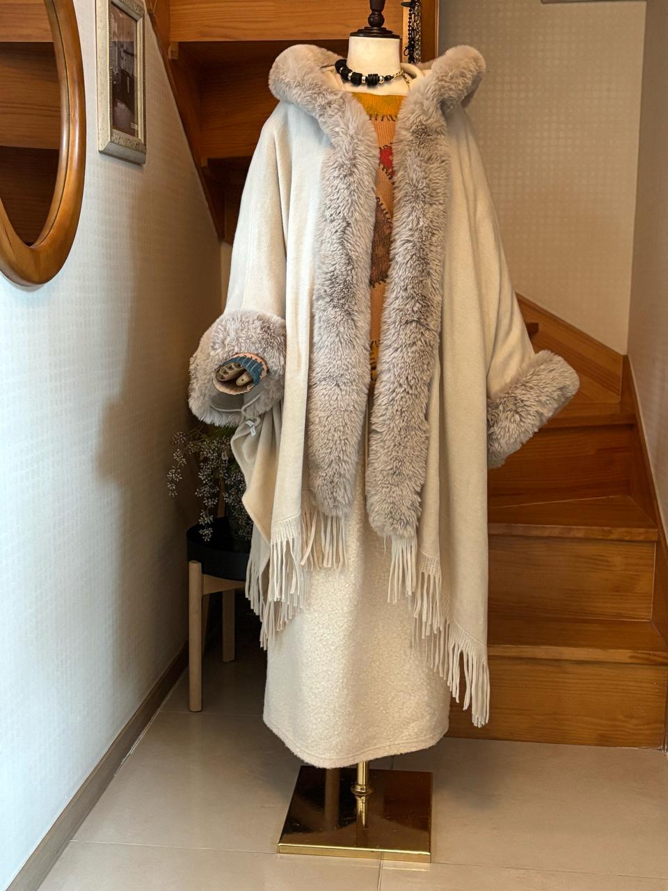 아이보리 퍼 후드 판쵸