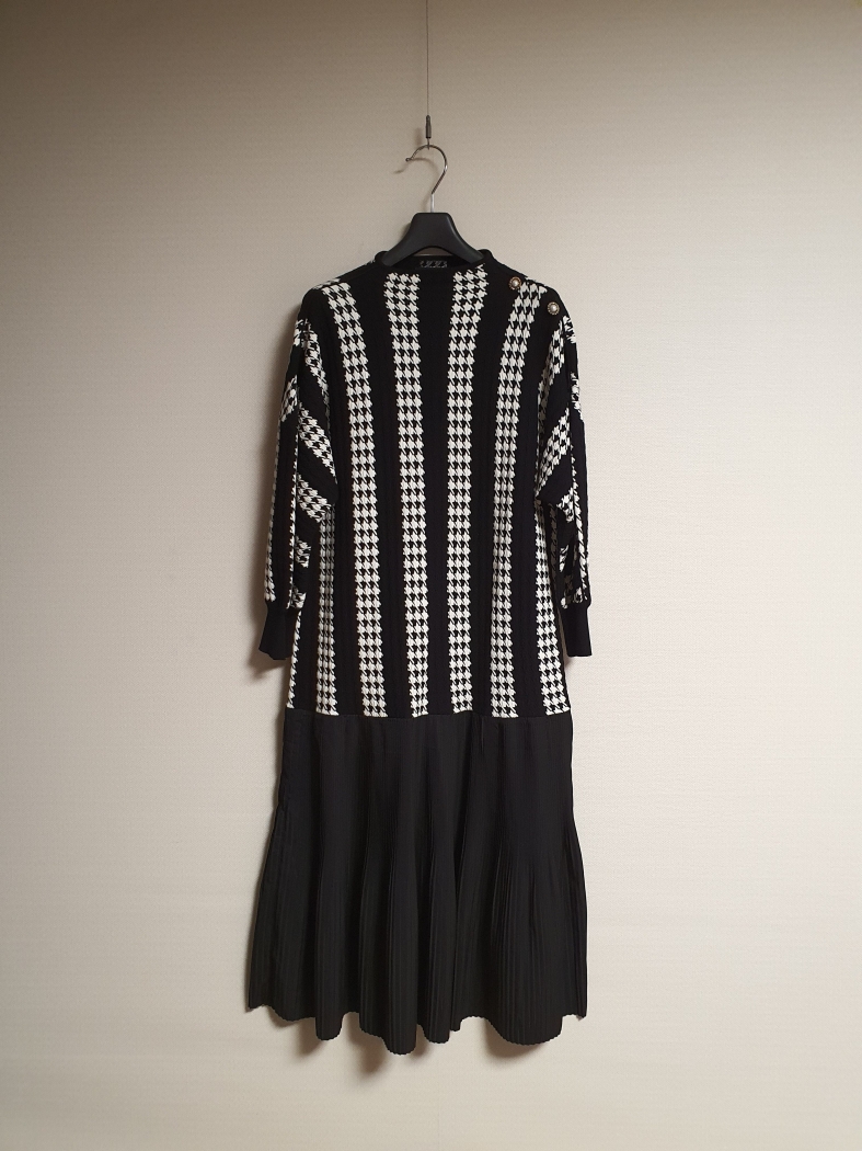 오즈세컨 플리츠 디테일 니트 블록 원피스 85 사이즈 정품 