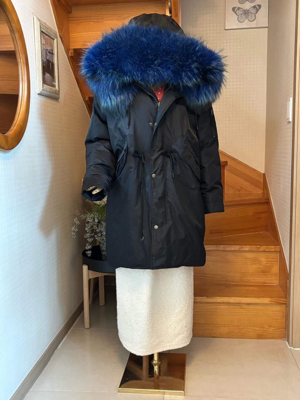 블루 폭스퍼 블랙 패딩 코트. 거위충전제