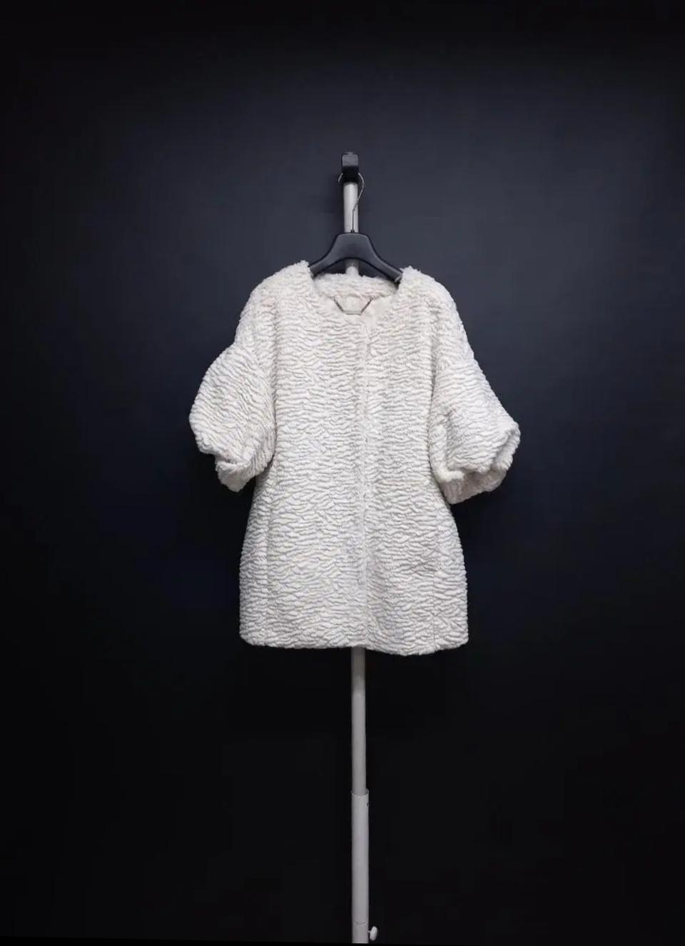 발렌시아 추동 부클 하프 코트 66