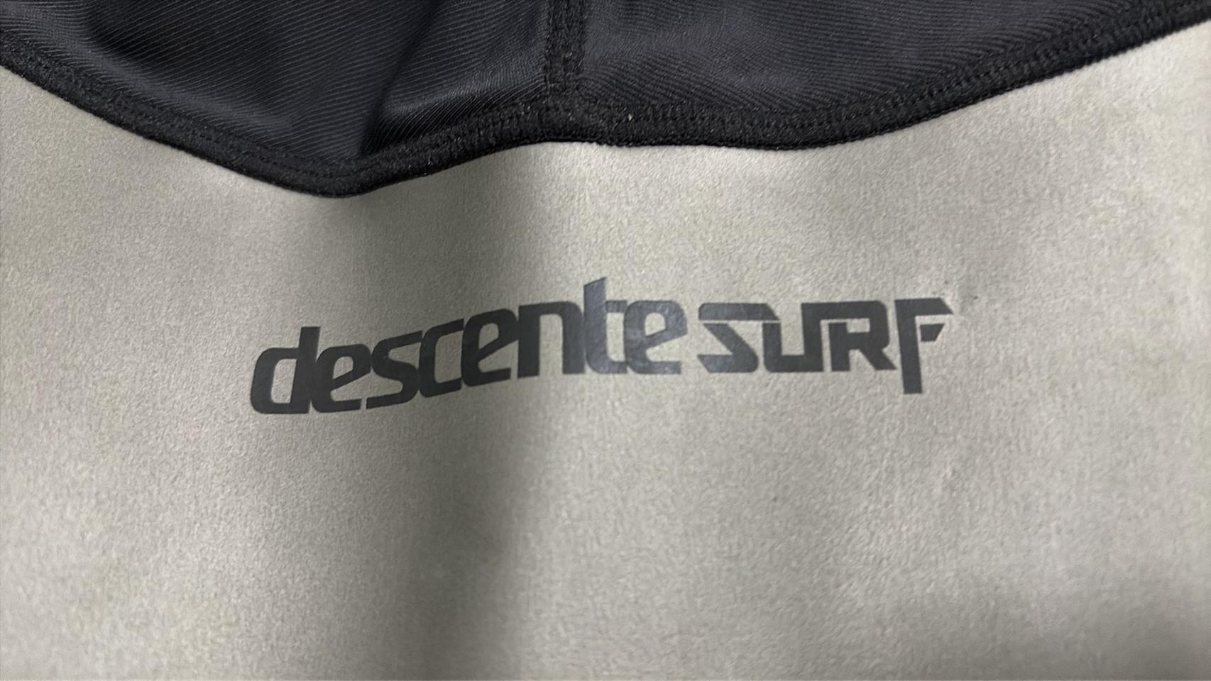 데상트 래쉬가드