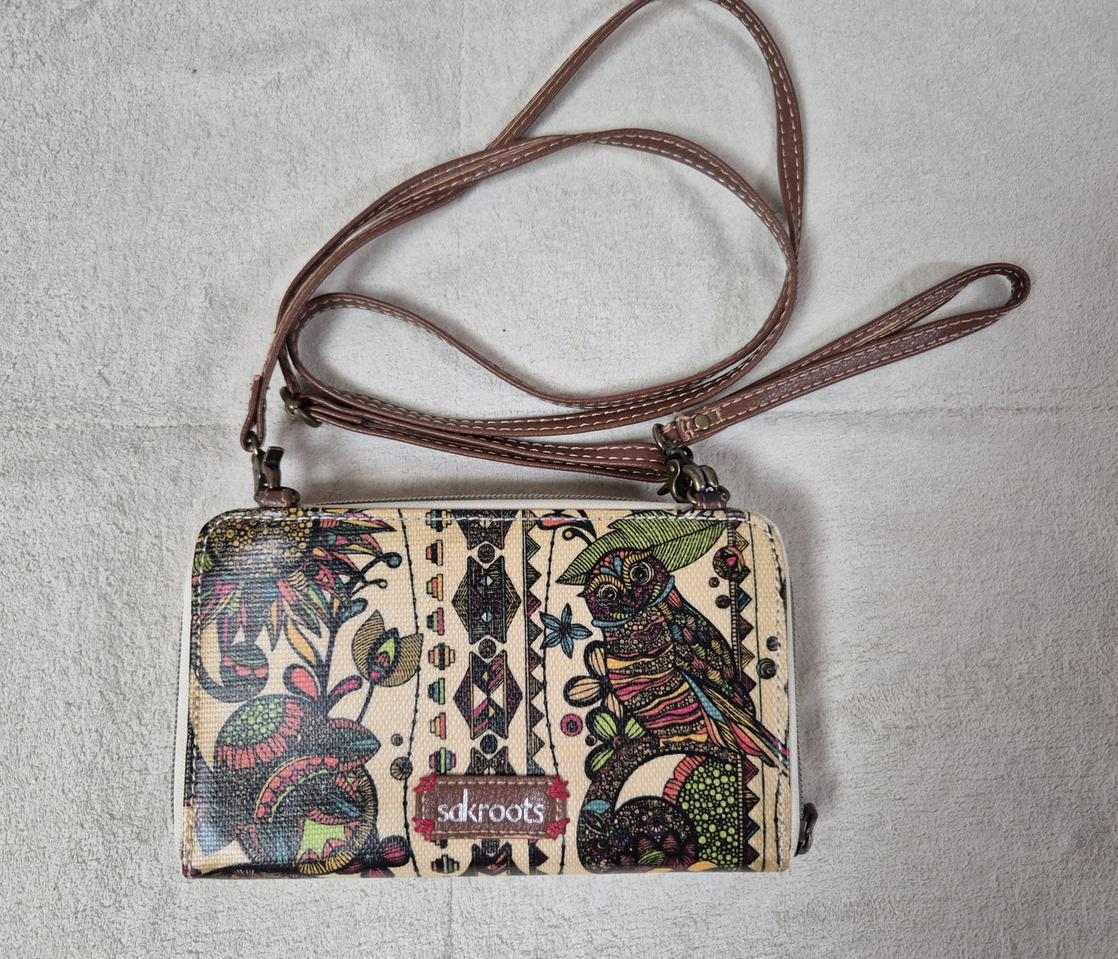 삭루츠 크로스백 지갑형 가방