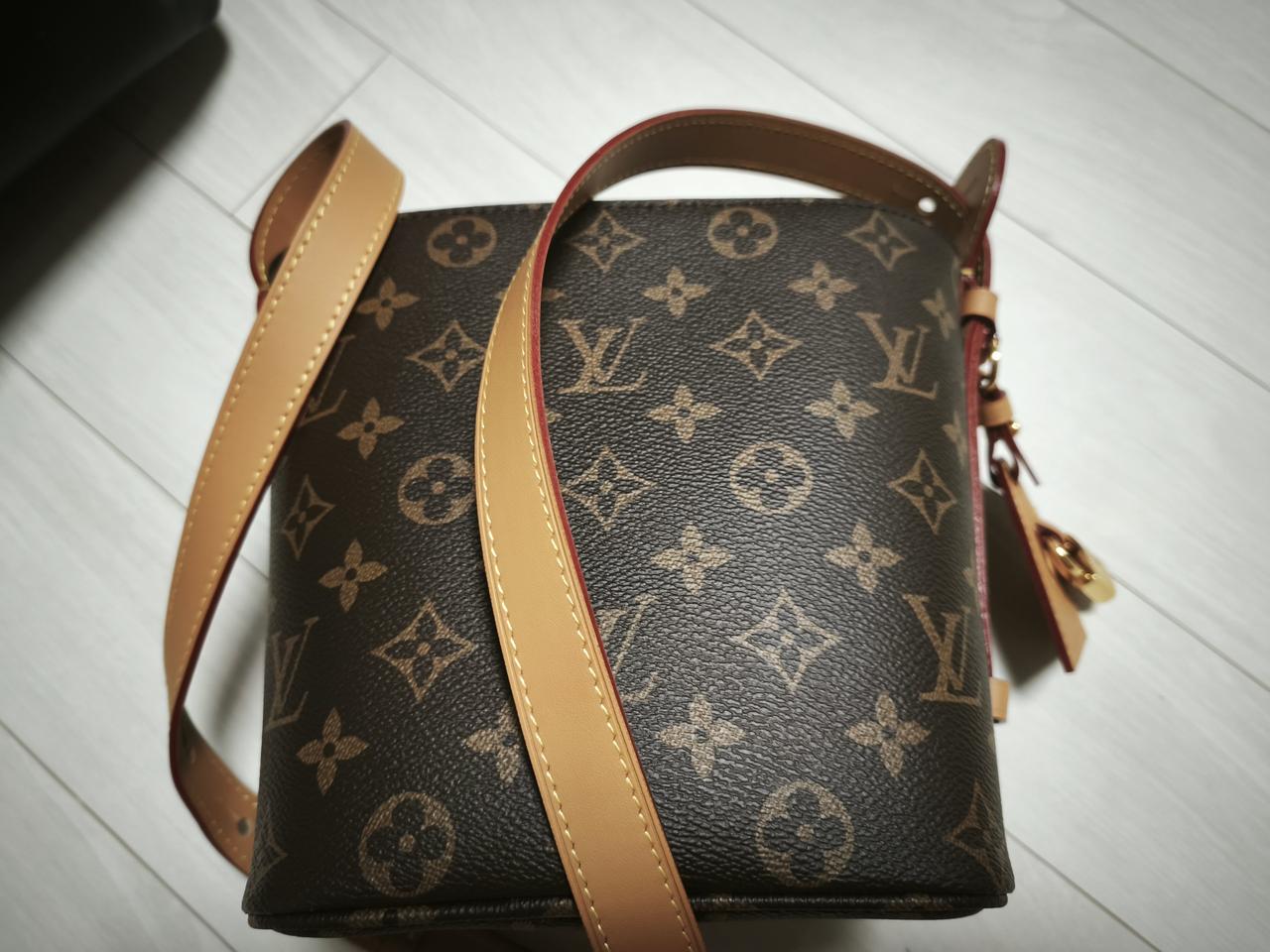 올인비비 모노그램