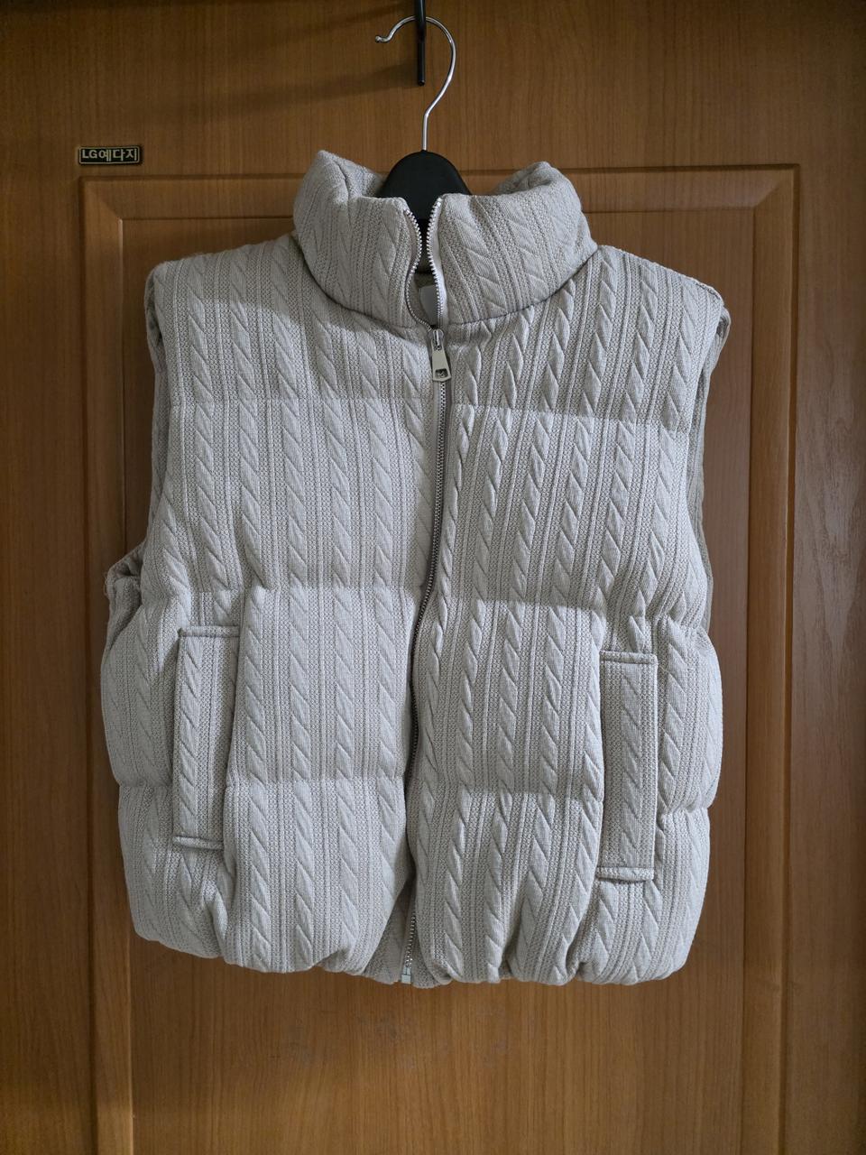 (새상품) 웰론 헤링본 니트 재질 베이지 패딩조끼(따뜻해요)