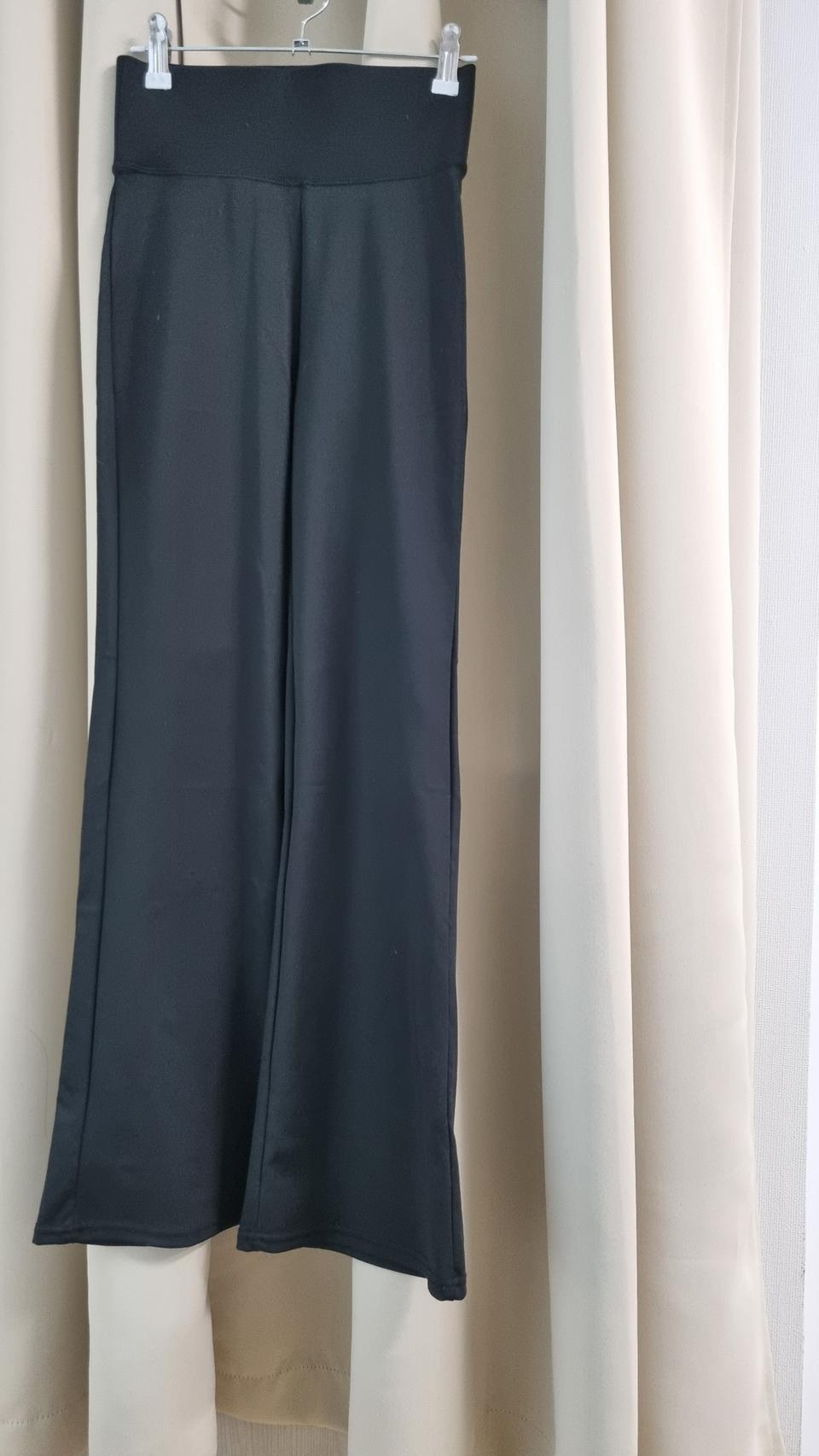 블랙 색상의 와이드 팬츠입니다사이즈는 M