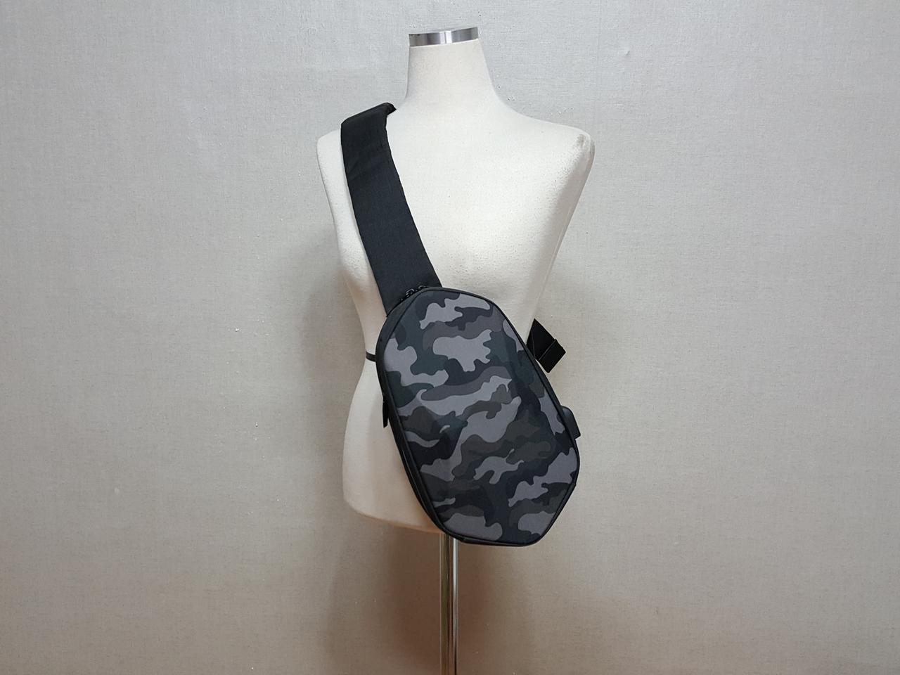 카모 남성 메신저백(USB포트/태블릿pc수납가능)상태우수