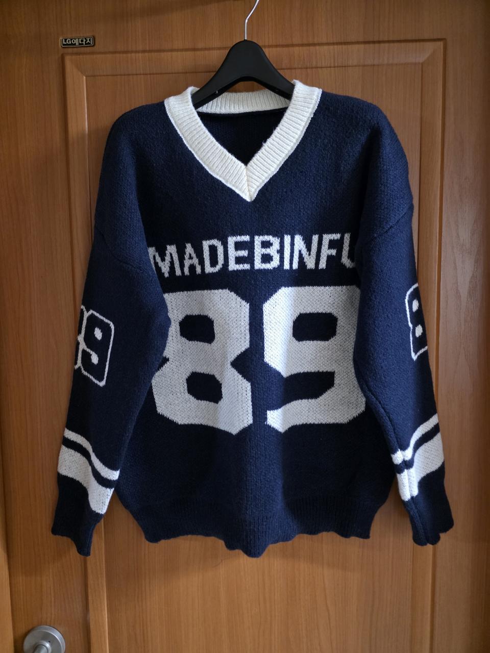 (새상품) 영문숫자 오버핏 브이넥 니트