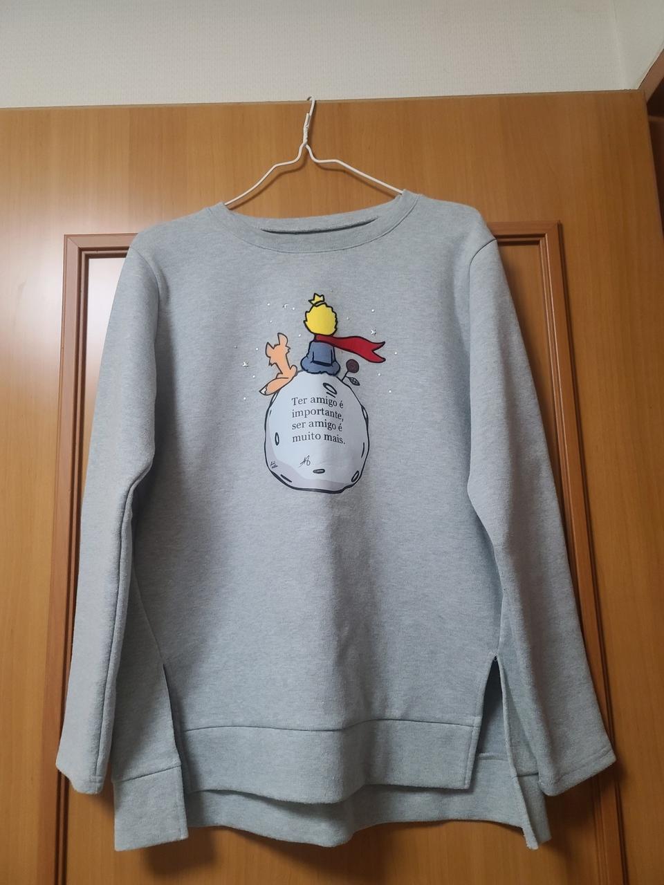 회색 맨투맨 티셔츠