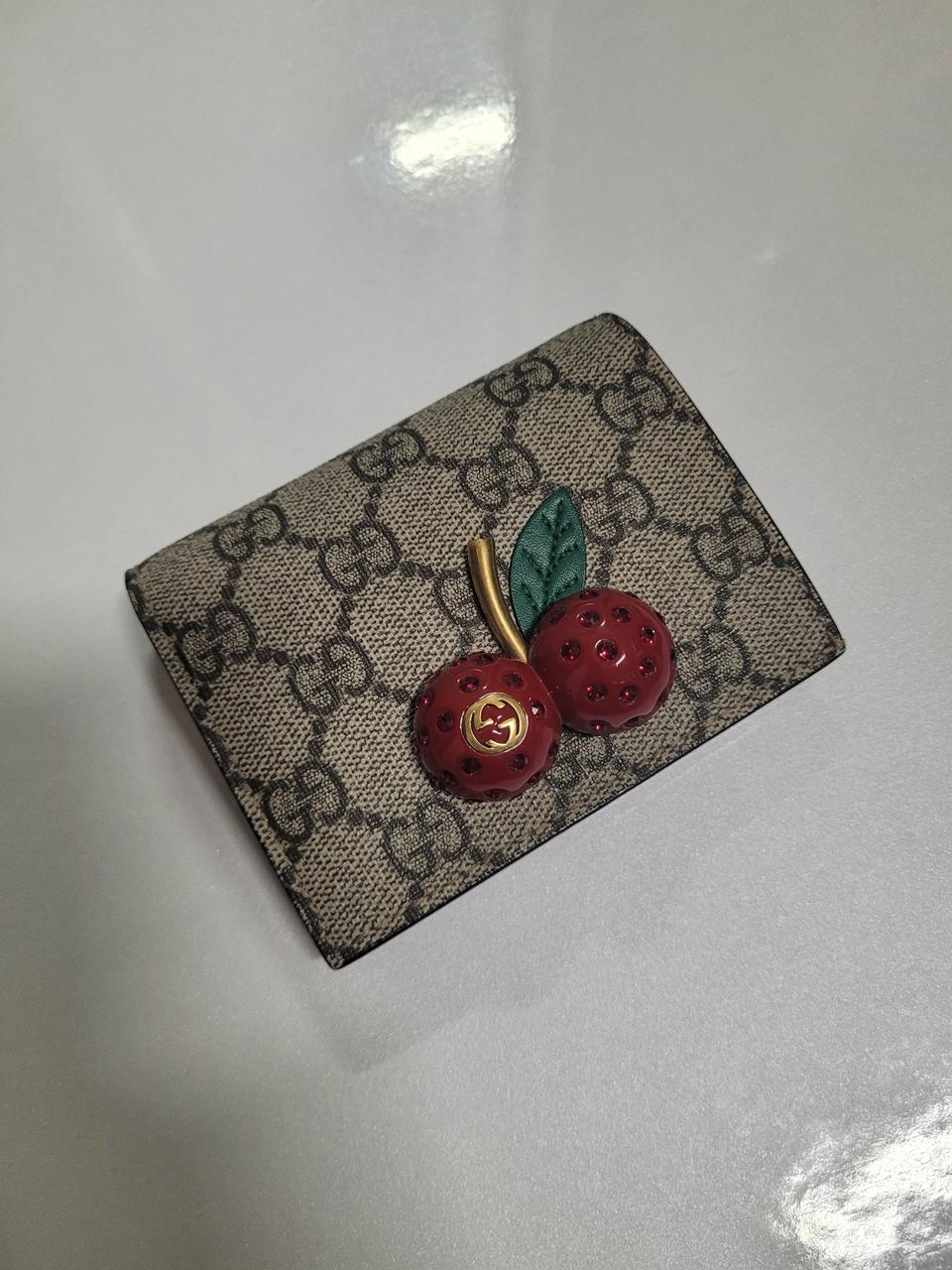 구찌 GG 수프림 체리 장식 스냅 반지갑