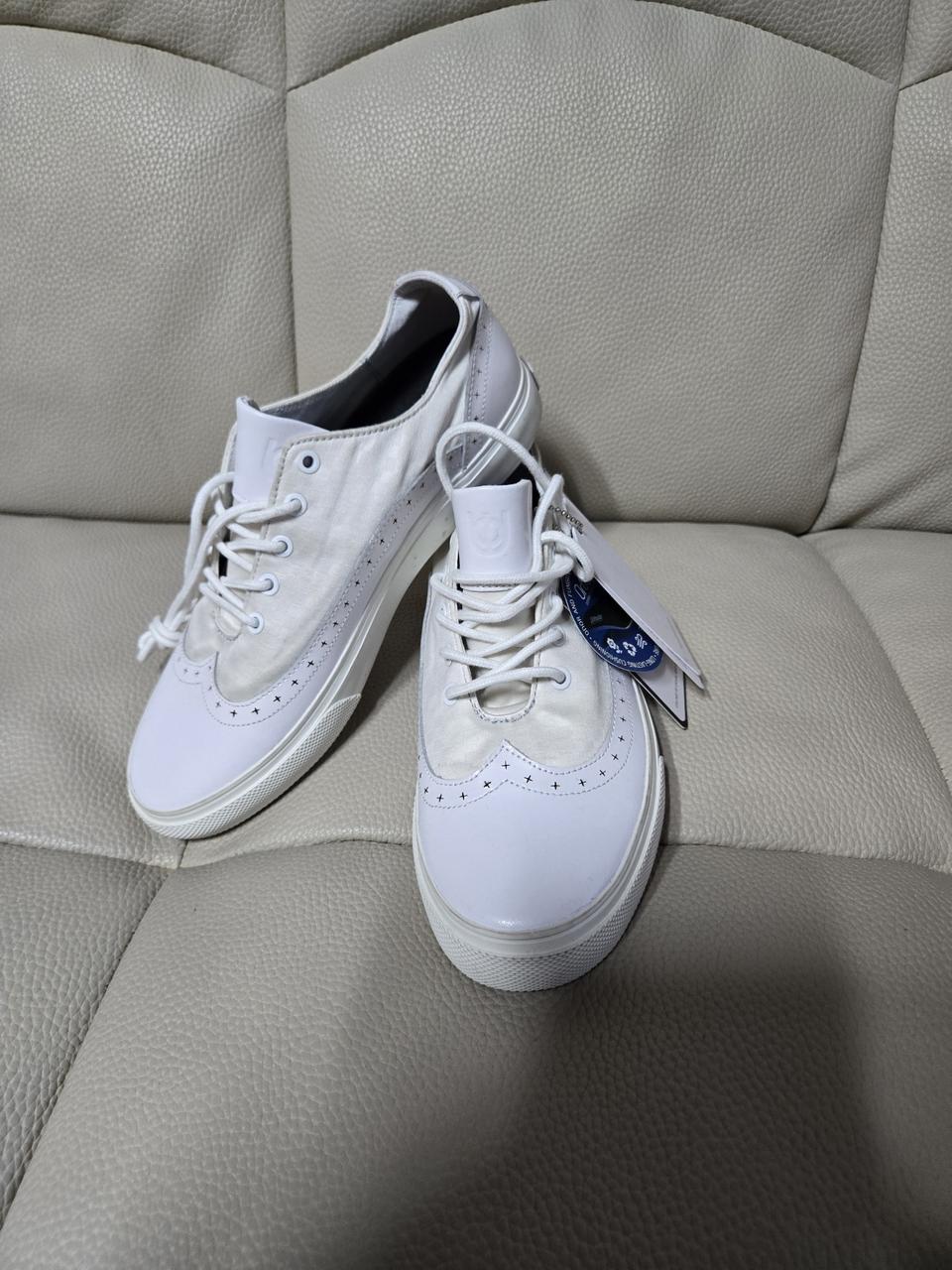 새)250사쥬 언노운 남성 GUSTAV 화이트 스니커즈 250 새상품