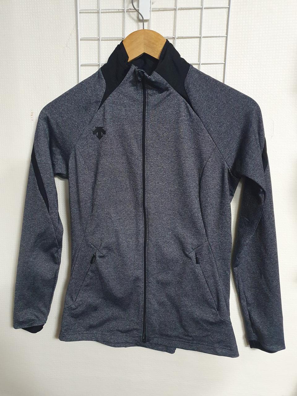 데상트 트레이닝 상 xs