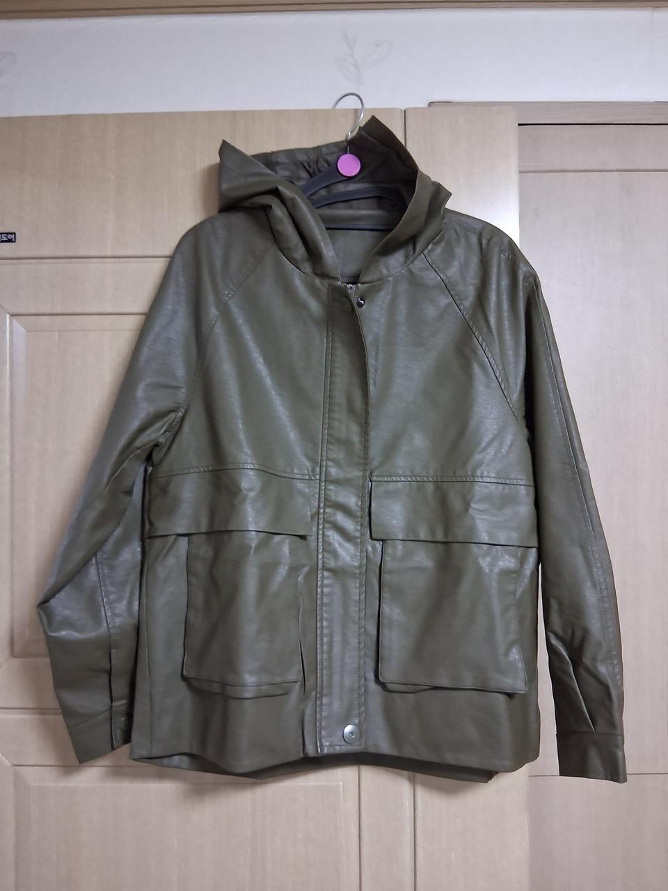 카키색 인조가죽 후드 자켓