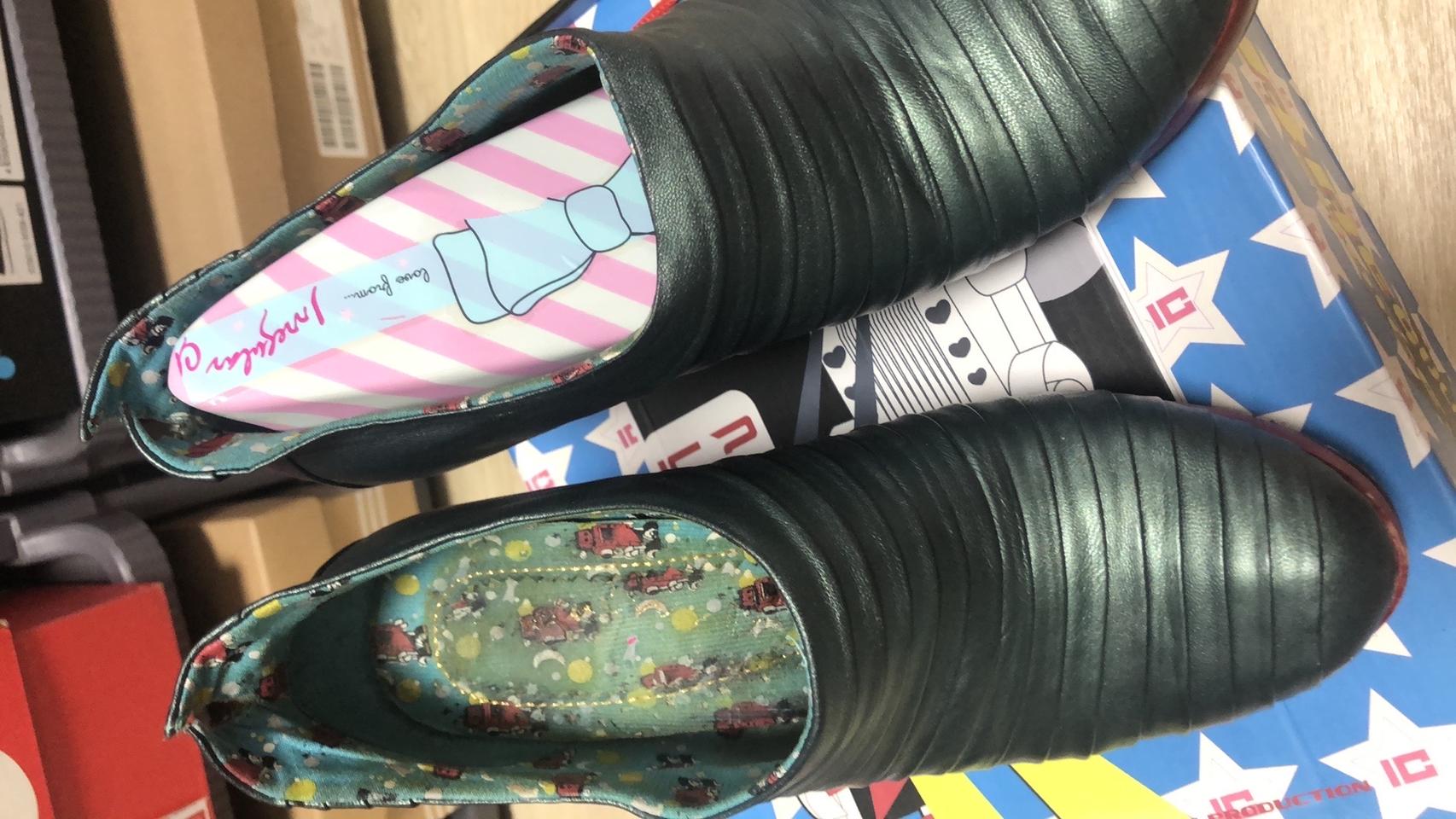 일레귤러 초이스 영국 구두