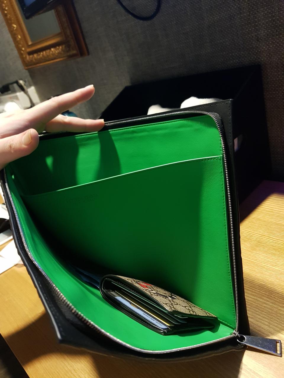 보테가 베네타 인트레치아토 클러치