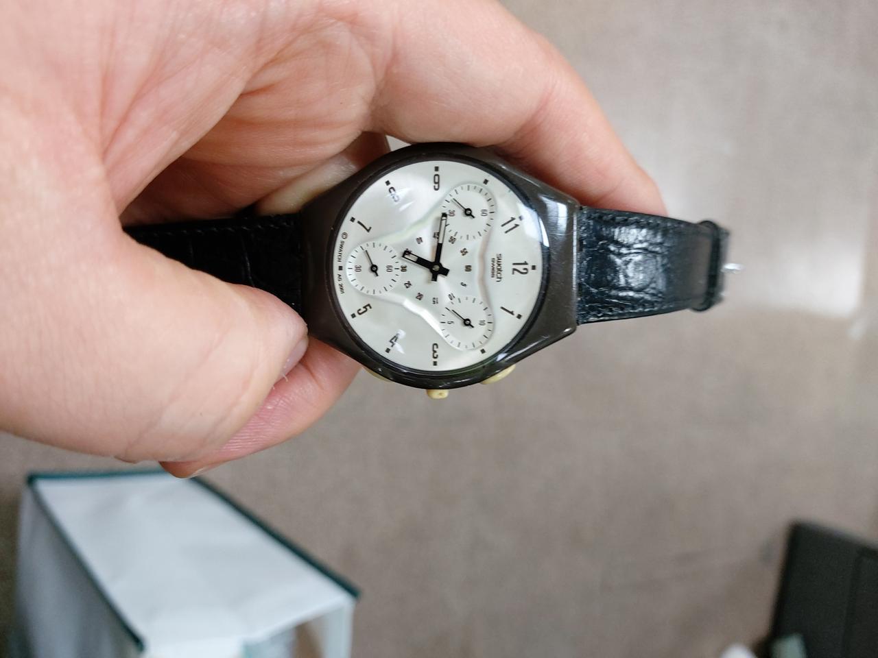 블랙 색상의 스와치 크로노그래프 가죽 시계