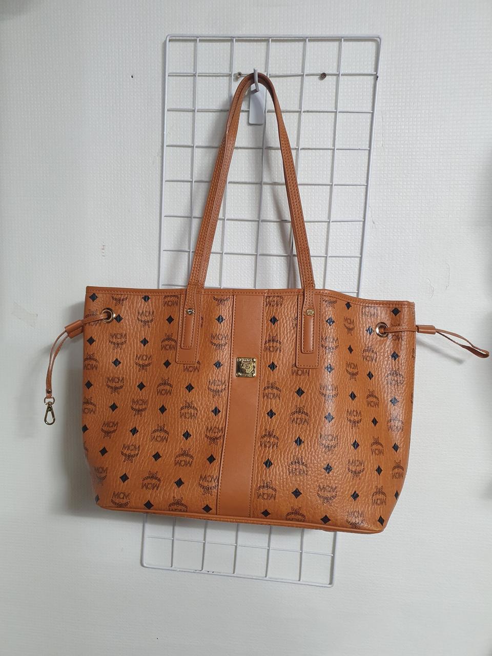 MCM 비세토스 리버시블 숄더백