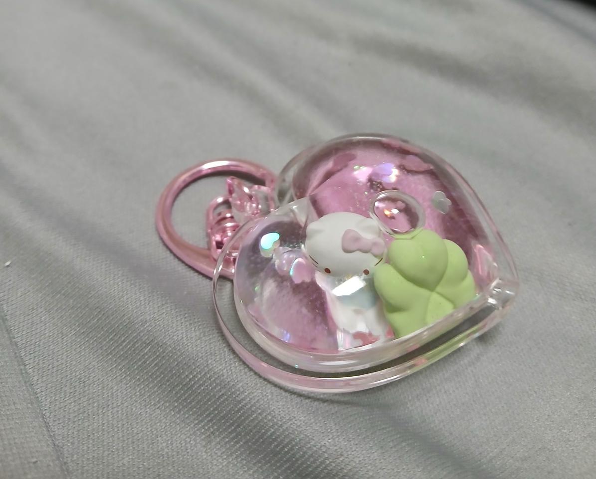 헬로키티 워터볼 키링 팝니다