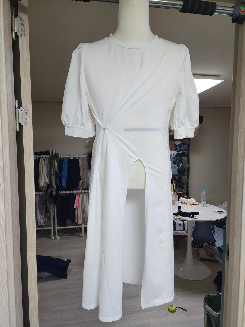 화이트 퍼프소매 옆트임 롱 원피스