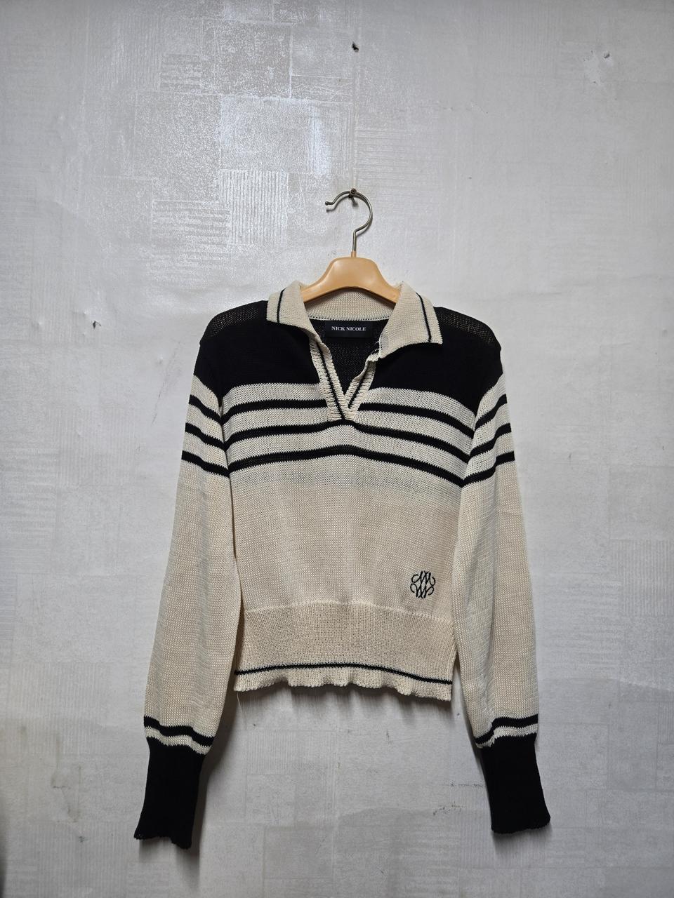 닉앤니콜 스트라이프 오픈 카라 니트