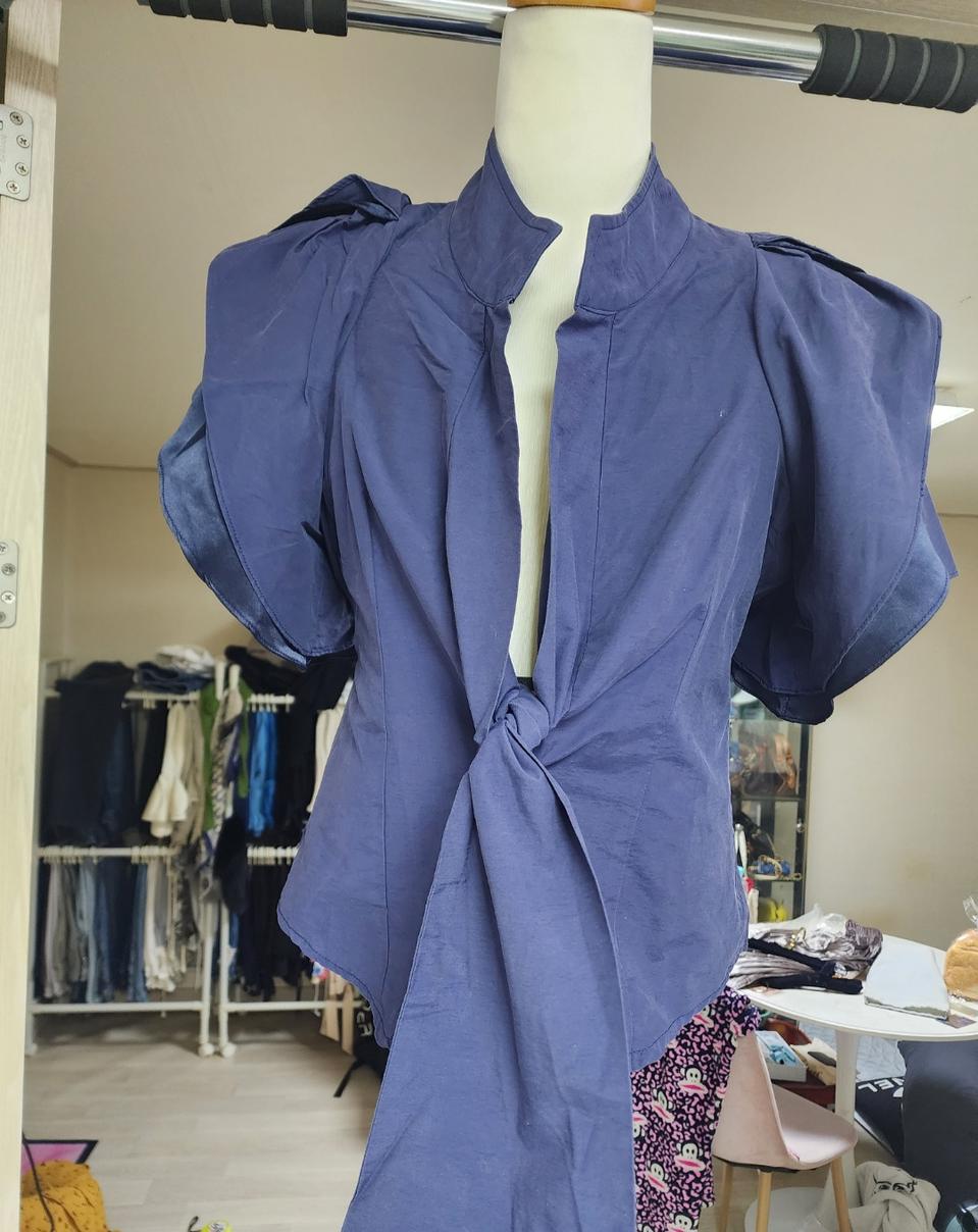 블루 리본 퍼프 블라우스